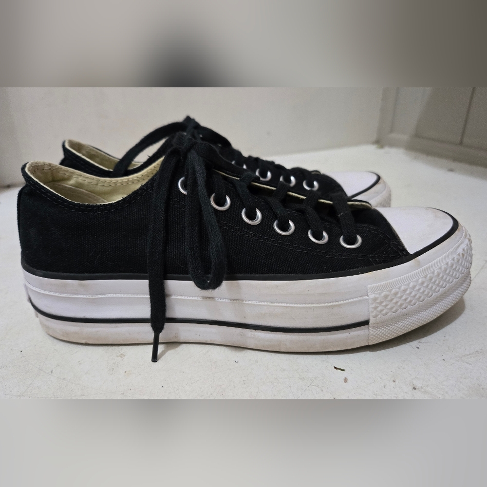 Converse Women's Chuck Taylor All Star Lift Low Top Platform Sneaker